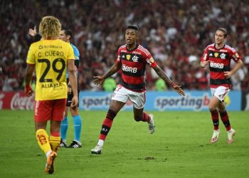 El campeón defensor Flamengo tritura 4-0 al eliminado Aucas y pasa a octavos de Libertadores