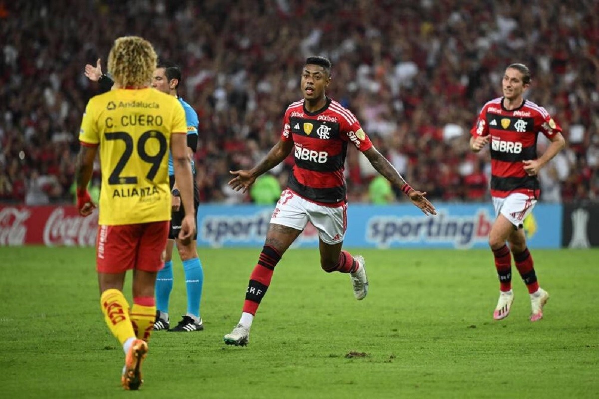 El campeón defensor Flamengo tritura 4-0 al eliminado Aucas y pasa a octavos de Libertadores