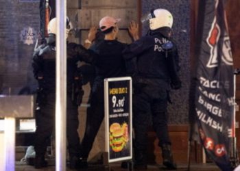 Policía de Francia arresta a joven en los disturbios.
