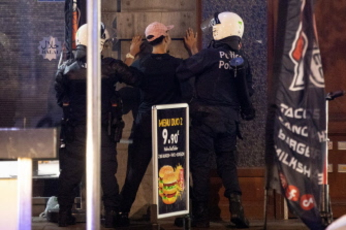 Policía de Francia arresta a joven en los disturbios.