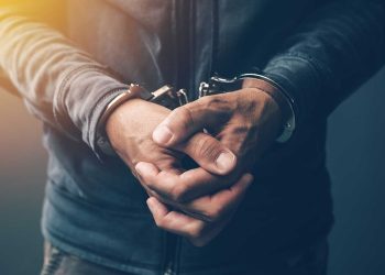 Un profesor es aprehendido, acusado de acosar a una estudiante de 15 años
