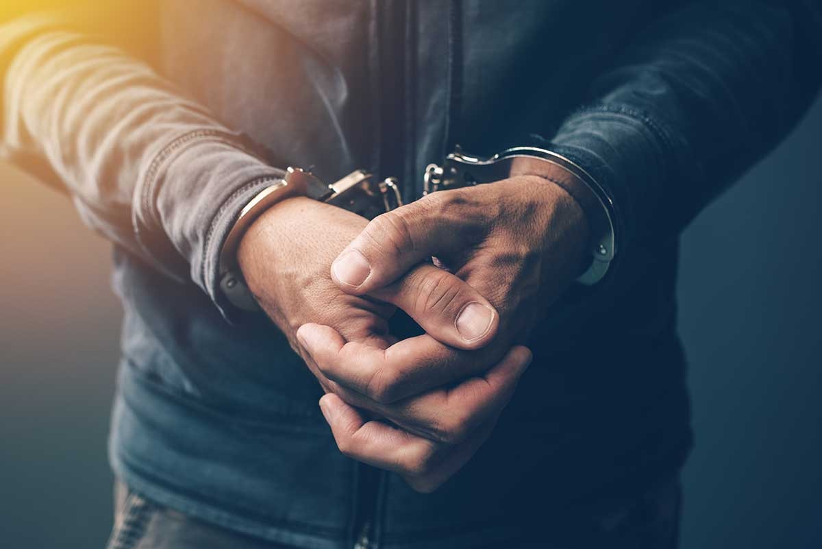 Un profesor es aprehendido, acusado de acosar a una estudiante de 15 años