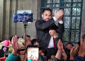 Del Castillo: de la censura y la destitución, a la ratificación cargado en hombros