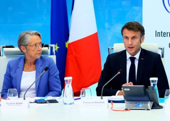 macron_borne.jpg