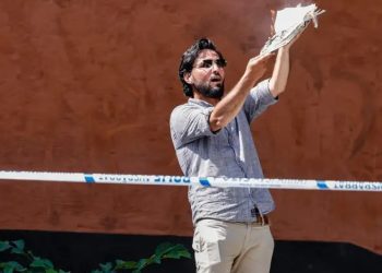 El iraquí Salwan Momika quema varias páginas del libro sagrado islámico.