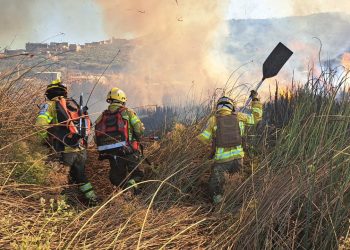 El fuego consumió 3,5 hectáreas de pajonales y totorales en Quenamari, Cochabamba.