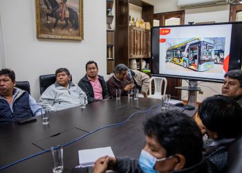 El alcalde Manfred Reyes Villa y la dirigencia de los choferes se reunieron para analizar la renovación del parque automotor.