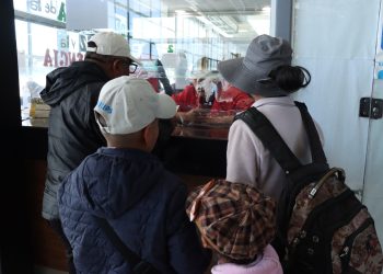 Se disparan los pedidos de permisos para viajes de niños en El Alto de 50 a 400 por día