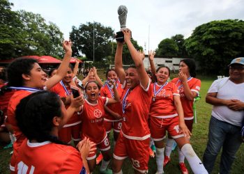 Niñas de Nicaragua aprenden con el fútbol a planear la vida y construir liderazgo