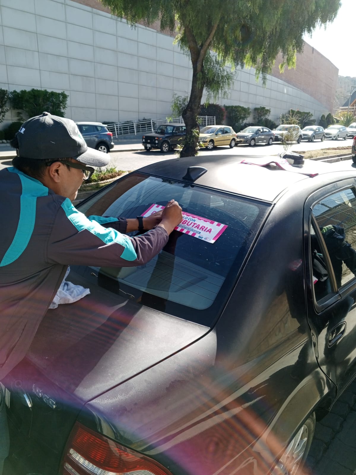 La Alcaldía realiza operativos para detectar a vehículos que tienen mora tributaria.