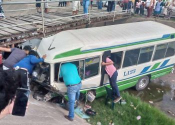Un micro cae dentro de un canal de drenaje, un anciano murió
