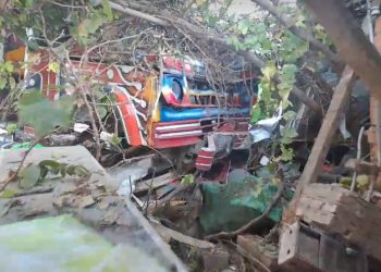 En menos de un mes, otro micro es protagonista de un accidente en Cochabamba.