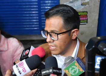 Abogado de la ‘testigo clave’ en caso Coimas en el MMAyA revela transferencias bancarias a favor de Santos Cruz