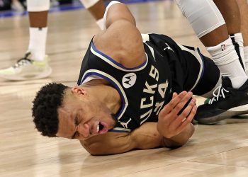 Antetokounmpo se somete a cirugía de rodilla y es duda para Mundial de basquet
