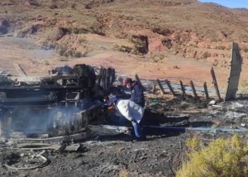 Un vehículo de alto tonelaje quedó calcinado tras un vuelco en la carretera Patacamaya-Tambo Quemado.