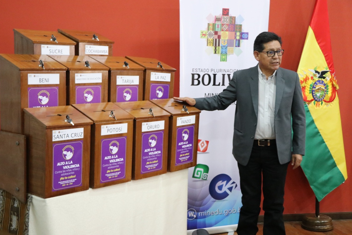 El Ministerio de Educación habilitó buzones y una línea gratuita para denunciar violencia en colegios.