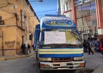 Desde tempranas horas, choferes del transporte pesado bloquearon la ciudad de Oruro, en protesta a la detención de dos de sus afiliados , acusados por narcotráfico.