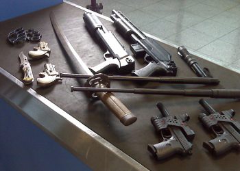 Imagen referencial de armas decomisadas a pandilleros de cárceles de Honduras