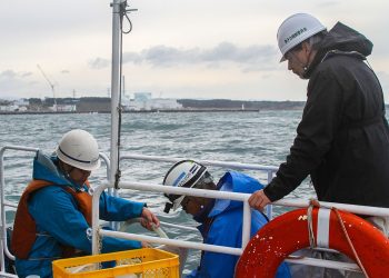 China pide a Japón dejar de verter agua contaminada con residuos nucleares al mar