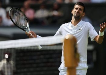 Djokovic pierde un set, pero avanza a cuartos de Wimbledon