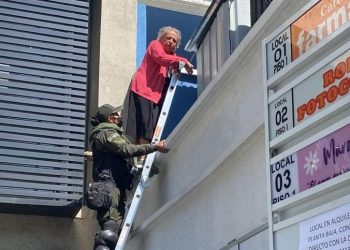 Carvajal usa una escalera para retomar el edificio de DDHH