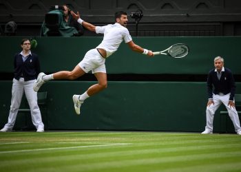 Djokovic avanza determinado a semis de Wimblendon, Svitolina elimina a Swiatek
