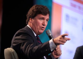 Tucker Carlson presentador de la Fox News EEUU que según Epps lo acusó de ser agente del FBI