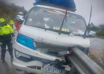 El minibus quedó incrustado en el divisor de la vía/BoliviaTV