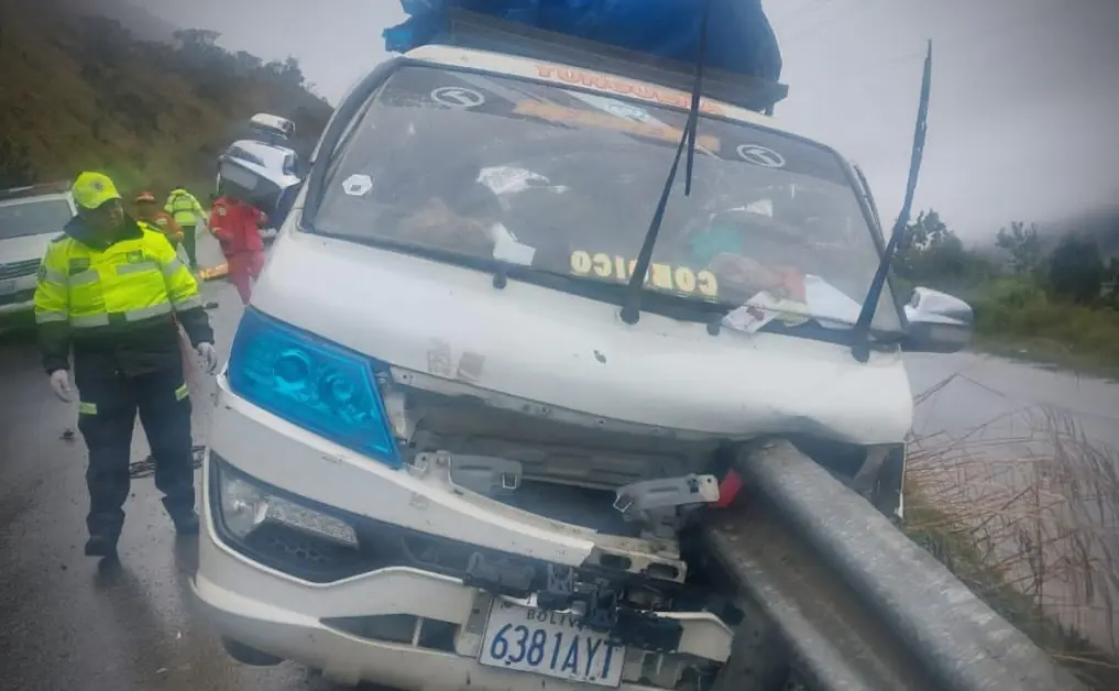 El minibus quedó incrustado en el divisor de la vía/BoliviaTV