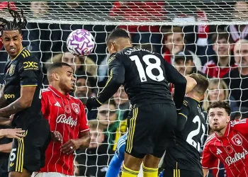 Manchester United se frena en la Premier