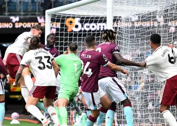Arsenal afianza su liderato con una victoria en Burnley