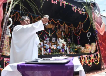 Todos Santos empieza con la bienvenida a los difuntos
