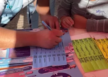 En Cochabamba se reparten manillas a los niños en Todos Santos