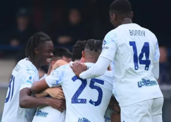 Inter de Milán gana en Verona y pisa los talones a Napoli