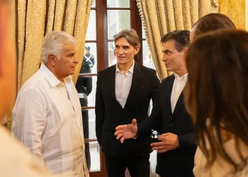 Paz se reúne con el presidente de Panamá para reforzar los lazos de amistad y cooperación