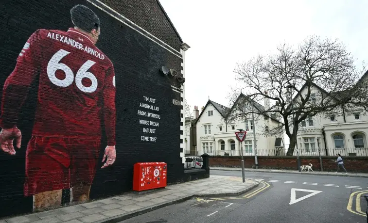 El mural de Trent vandalizado antes de su regreso a Anfield