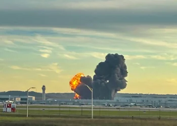 El avión explotó luego de estrellarse/AFP