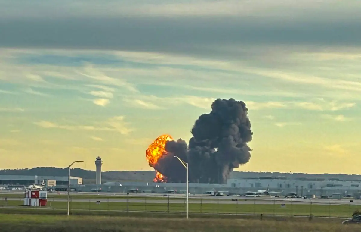 El avión explotó luego de estrellarse/AFP