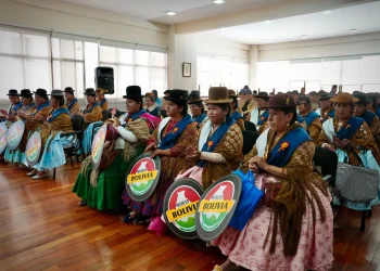 Más de 70 confeccionistas de polleras paceñas reciben certificación oficial