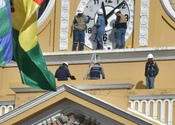 El reloj de la Asamblea Legislativa vuelve al sentido convencional