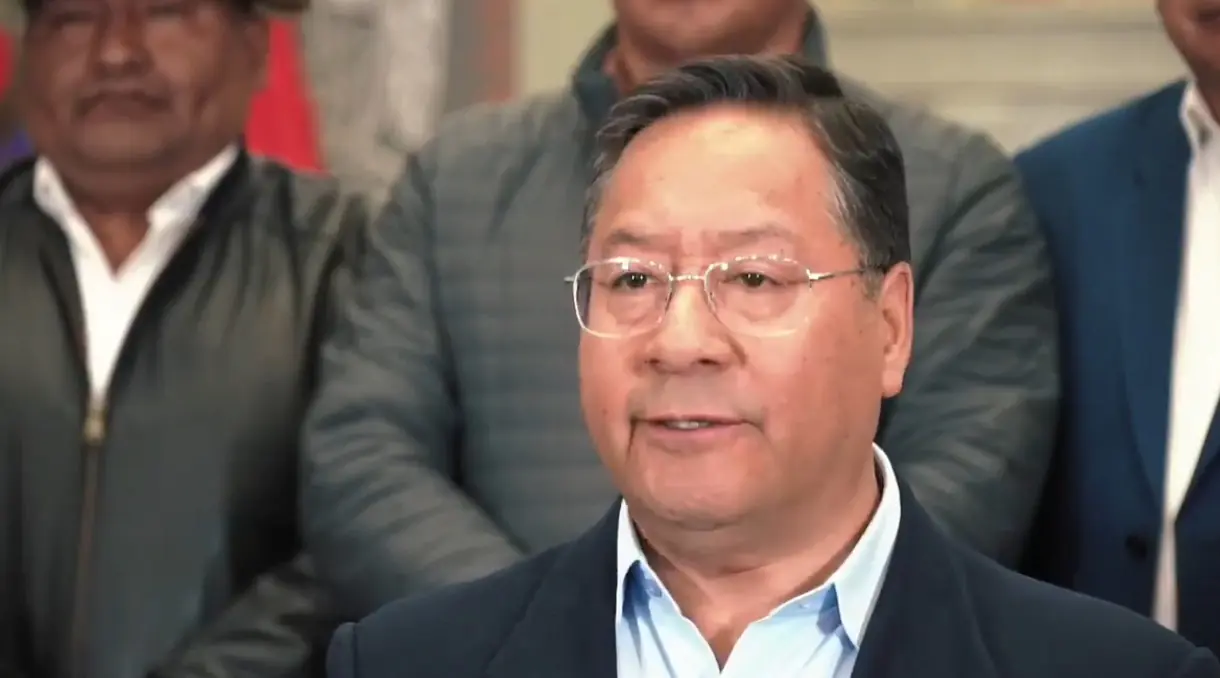 En su último día como presidente, Arce pide disculpas por sus errores