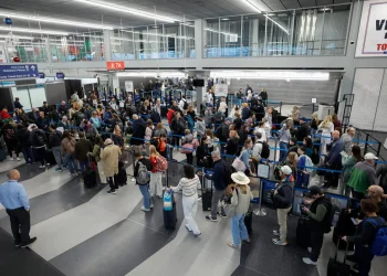 La espera por un vuelo provocó que se formen largas filas/AFP