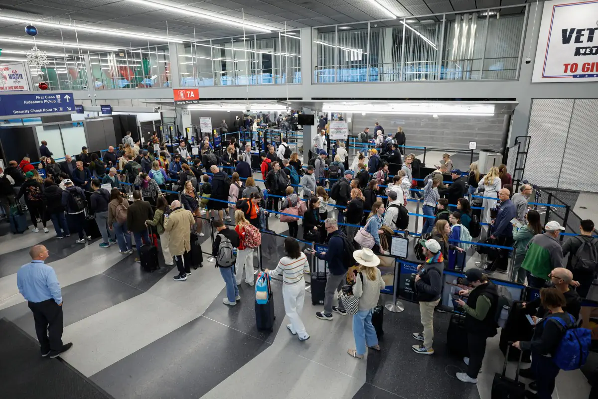 La espera por un vuelo provocó que se formen largas filas/AFP