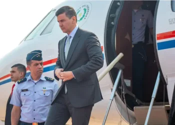 Presidente de Paraguay arriba a La Paz para la posesión de Rodrigo Paz
