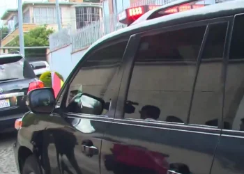 Rodrigo Paz sale de su domicilio y se dirige a asumir la Presidencia