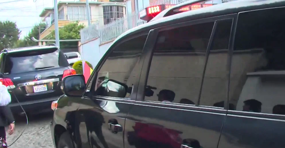 Rodrigo Paz sale de su domicilio y se dirige a asumir la Presidencia
