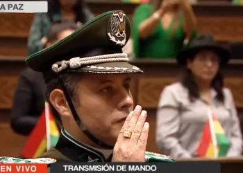 Edmand Lara jura como vicepresidente con uniforme de policía