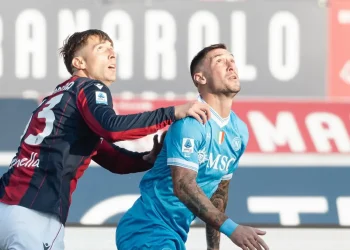Napoli cae 2-0 en Bologna y cede el liderato al AC Milan
