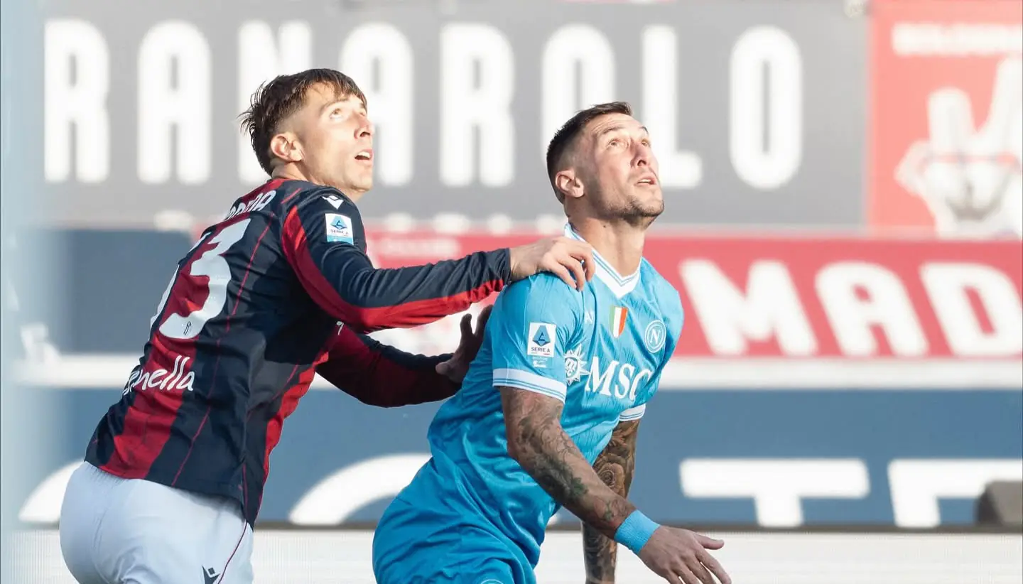 Napoli cae 2-0 en Bologna y cede el liderato al AC Milan