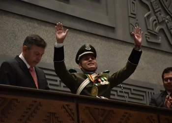 Lara exhorta a la población a ponerse ‘el uniforme de Bolivia’